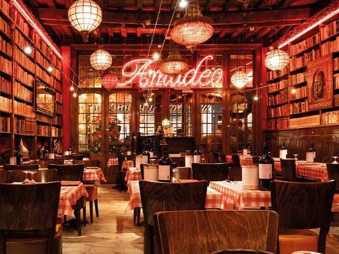 Marc Coucke's investment firm, Alychlo, has acquired a majority stake in famous ribs restaurant chain, Amadeus, to accelerate its nationwide rollout.
